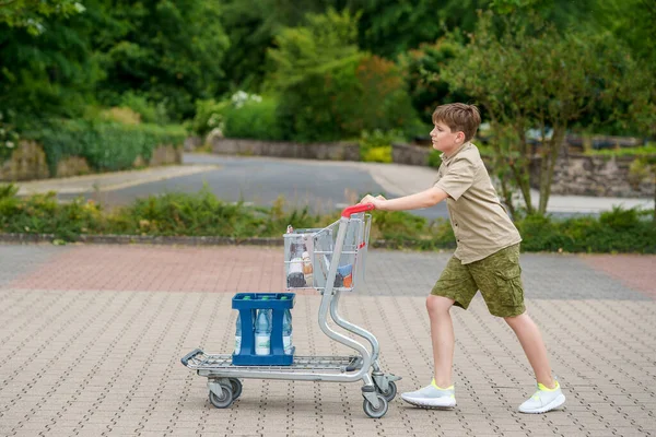 Onfident School Boy Tologatja Bevásárlókocsit Egy Nyüzsgő Szupermarketben Jóképű Tinédzser — Stock Fotó