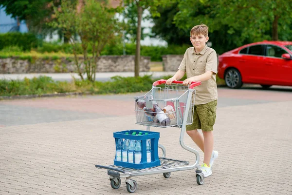 Okullu Çocuk Alışveriş Arabasını Hareketli Bir Süpermarketten Itiyor Yakışıklı Gençler — Stok fotoğraf