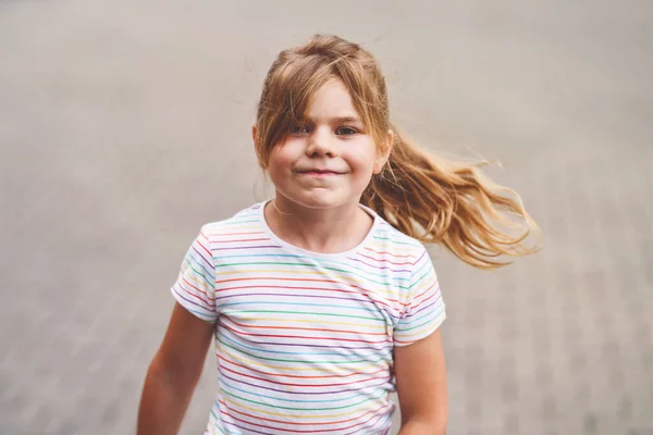 Happy Little Girl Loopt Straat Stad Buiten Grappig Kleuterschoolkind Geniet — Stockfoto