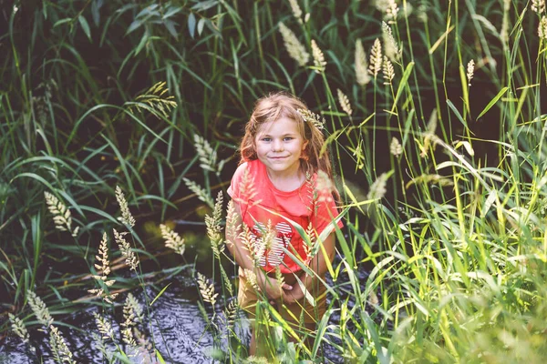 Šťastná Dívka Přijímá Radosti Dětství Když Zkoumá Letní Potok Ponořuje — Stock fotografie