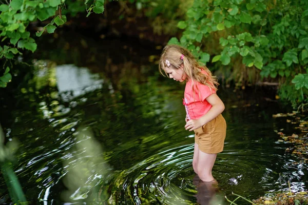 Uma Garota Feliz Abraça Alegrias Infância Enquanto Explora Summer Creek — Fotografia de Stock