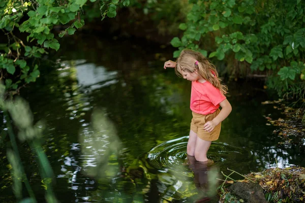 Happy Girl Embraces Joys Childhood She Explores Summer Creek Immersing — Stock Photo, Image