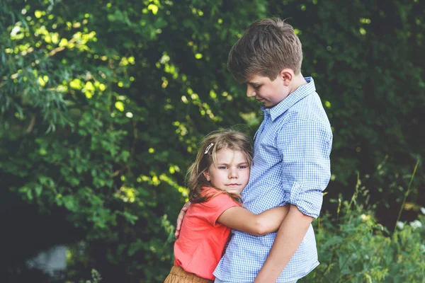 Uma Menina Chateada Encontra Conforto Abraço Seu Irmão Adolescente Carinhoso — Fotografia de Stock