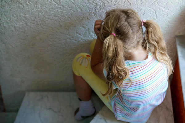 Lonely Bouleversé Petite Fille Préscolaire Maison Triste Enfant Seul Stress — Photo