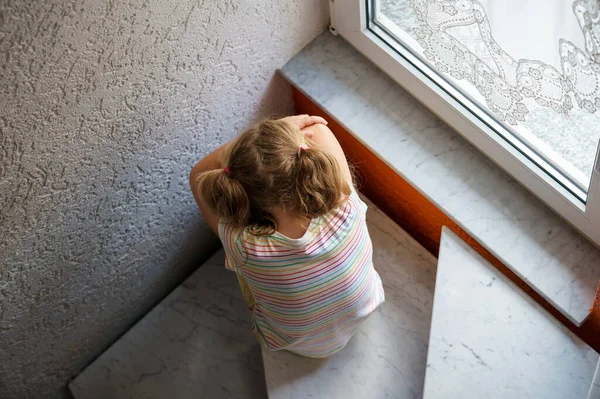 家庭での孤独な動揺の小さな就学前の女の子 悲しい子供一人 家族の問題の感情的なストレス — ストック写真