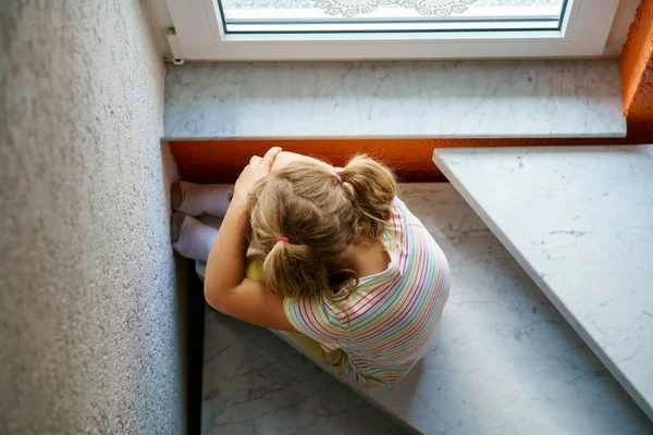 家庭での孤独な動揺の小さな就学前の女の子 悲しい子供一人 家族の問題の感情的なストレス — ストック写真