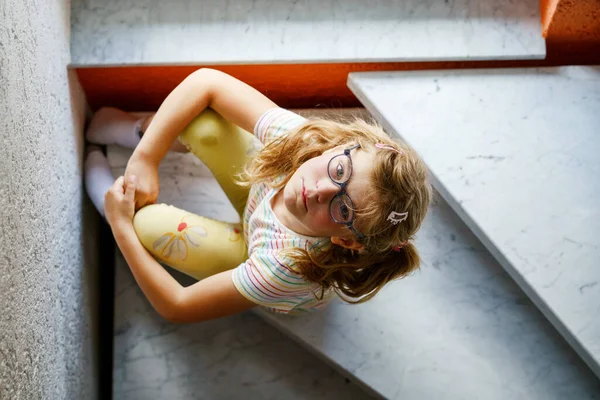 Eenzame Verontwaardigde Kleine Kleuterschoolmeisje Thuis Triest Kind Alleen Emotionele Stress — Stockfoto