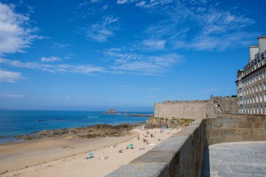 St. Malo, Fransa. Saint-Malo Ortaçağ korsan kalesi, St. Vincent Katedrali ve deniz feneri üzerinde yaz günü, Brittany.