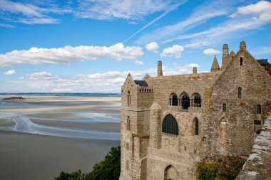 Fransa 'nın güzel bir yaz gününde Mont Saint Michele Manastırı' nın bir parçası.