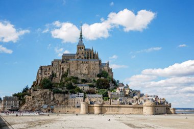 Bir güzel yaz günü, Fransa manastırda Mont Saint Michele Panoraması.