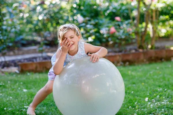 Маленькая Милая Девочка Делает Упражнения Мячом Открытом Воздухе Активный Ребенок — стоковое фото
