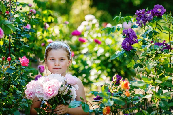 Carino Adorabile Bambina Età Prescolare Con Enorme Bouquet Fiori Peonia — Foto Stock