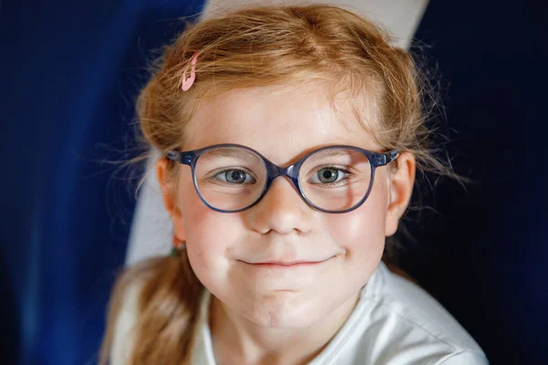 Щаслива Маленька Дівчинка Дошкільного Віку Окулярами Портретні Індори Чарівна Дитина — стокове фото