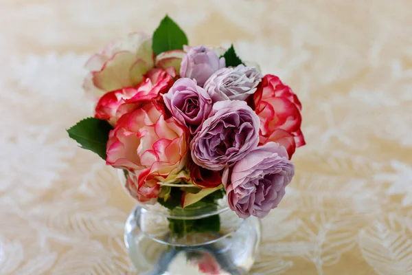 Váza Představuje Rozmanitou Sbírku Zahradních Růží Nichž Každá Svou Jedinečnou — Stock fotografie