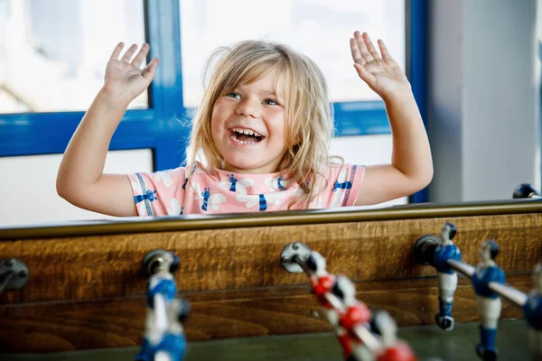 Маленька Дівчинка Дошкільного Віку Грає Настільний Футбол Щаслива Схвильована Позитивна — стокове фото