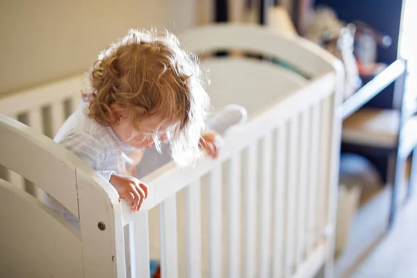 Niedliches Kleines Mädchen Das Nach Dem Schlafen Kinderbett Liegt Gesundes — Stockfoto