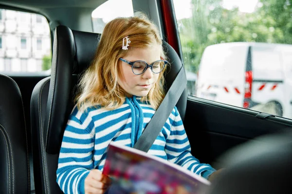 Kis Óvodás Lány Kocsijában Boldog Gyermek Szemüveg Olvasás Egy Könyvet — Stock Fotó