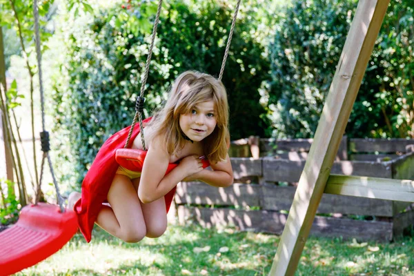 Glad Liten Förskoleflicka Superkvinnlig Kostym Som Har Kul Swing Hushållsträdgården — Stockfoto