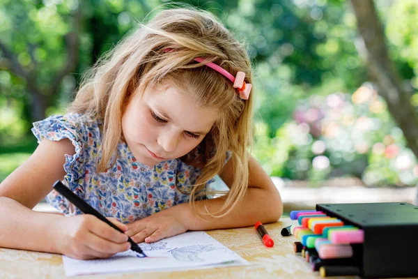 可爱的小学龄前儿童在家里画画 快乐的女孩 色彩艳丽 儿童之家 幼儿康乐活动 — 图库照片