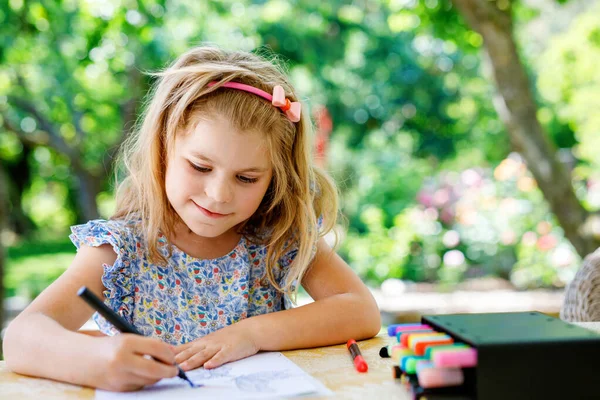 かわいい未就学児の家で絵を描く カラフルなフェルトペンで幸せな女の子 子供向けの趣味 小さな子供のためのレジャー活動 — ストック写真