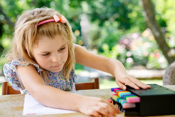 Χαριτωμένο Μικρό Παιδί Προσχολικής Ζωγραφικής Στο Σπίτι Ευτυχισμένο Κορίτσι Πολύχρωμα — Φωτογραφία Αρχείου