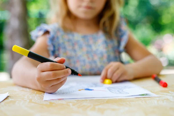 Милый Маленький Дошкольник Рисует Дома Счастливая Девушка Цветными Войлочными Ручками — стоковое фото