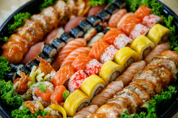 お寿司握りと巻きビッグセットをお皿に盛り付けました マグロ ウナギ ロールなどの日本の寿司の様々な トップ表示 — ストック写真