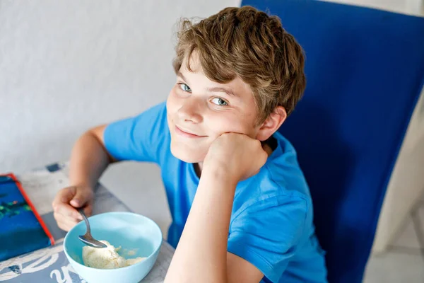 快乐的十多岁的金发男孩吃谷类早餐或午餐 早上为孩子们提供健康的饮食 学生早餐 牛奶和燕麦麦片 — 图库照片