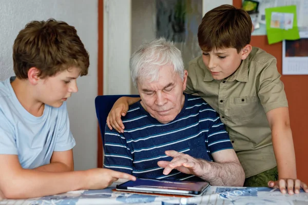 Twee Kleuters Die Grootvader Leren Veilig Internet Gebruiken Tienerbroers Schoolkinderen — Stockfoto