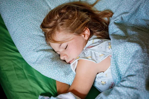Χαριτωμένο Κοριτσάκι Που Κοιμάται Στο Κρεβάτι Αξιολάτρευτο Παιδί Προσχολικής Ηλικίας — Φωτογραφία Αρχείου