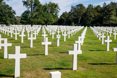Normandy 'nin Amerikan Mezarlığı' nın kutsal güzelliği, 2. Dünya Savaşı sırasında fedakarlık yapan cesur askerleri onurlandırmak, saygı ve minnettarlığı çağrıştırıyor..