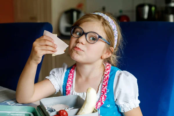 Cute Little Girl Eyeglasses Jedzenie Kanapki Owoców Podczas Przerwy Między — Zdjęcie stockowe