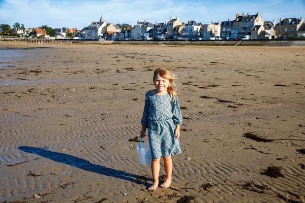 Prechool Girl Plays Norman Beach Normandy Embracing Joy Sandy Shores — стоковое фото
