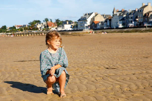 Preschool Girl Plays Norman Beach Normandy Embracing Joy Sandy Shores — Stock Photo, Image