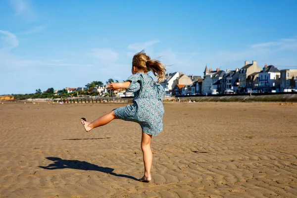 Vorschulmädchen Spielt Einem Normannischen Strand Der Normandie Und Umarmt Die — Stockfoto