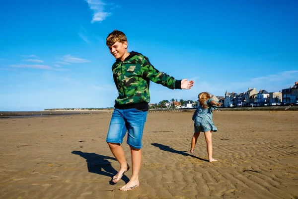 Дівчинка Дошкільного Віку Хлопчик Школяр Сидить Нормандському Пляжі Нормандії Підтримуючи — стокове фото
