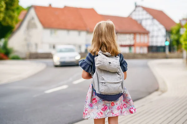 学校に行く途中の幼稚園児 健康的な幸せな子供は保育園や幼稚園に歩く 街の通り 屋外で眼鏡とバックパックで笑顔の子供 学校に戻る — ストック写真