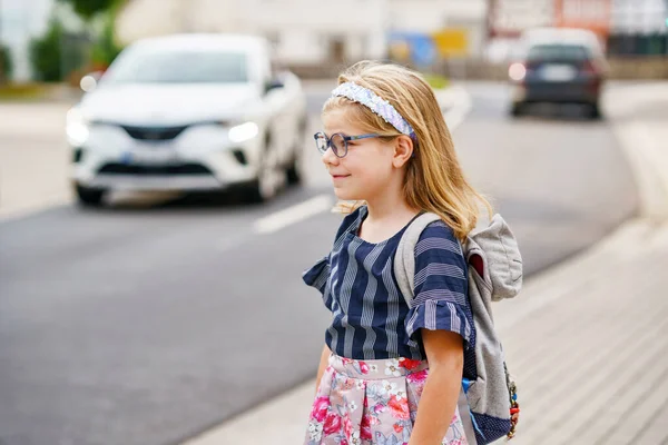 学校に行く途中の幼稚園児 健康的な幸せな子供は保育園や幼稚園に歩く 街の通り 屋外で眼鏡とバックパックで笑顔の子供 学校に戻る — ストック写真