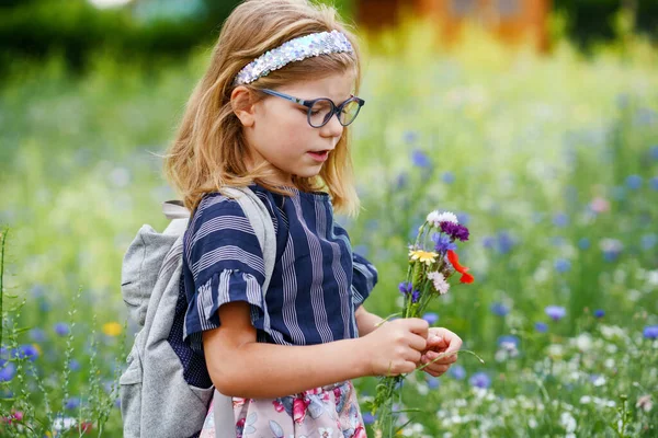 異なる花の分野で小さな就学前の女の子 異なる色の幸せな子供狩り花 子供時代 家族の概念 — ストック写真