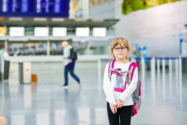 Dziewczynka Przedszkola Lotnisku Cute Smutne Dziecko Długim Locie Samolotem — Zdjęcie stockowe