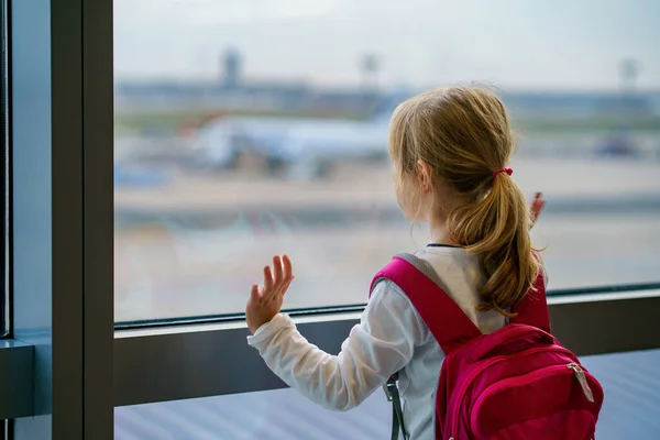 Menina Aeroporto Espera Embarque Janela Grande Cute Kid Fica Janela — Fotografia de Stock