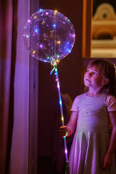 Dziewczynka Oświetlonym Balonem Nocy Podekscytowane Dziecko Wieku Przedszkolnym Patrząc Światła — Zdjęcie stockowe