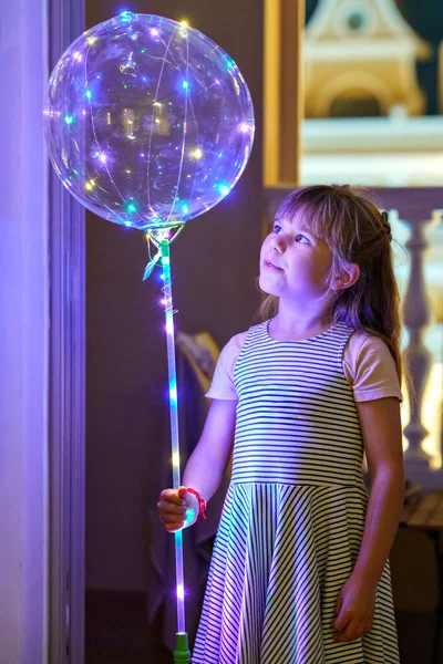Lille Pige Med Oplyst Ballon Natten Spændt Førskolebarn Kigger Lys - Stock-foto