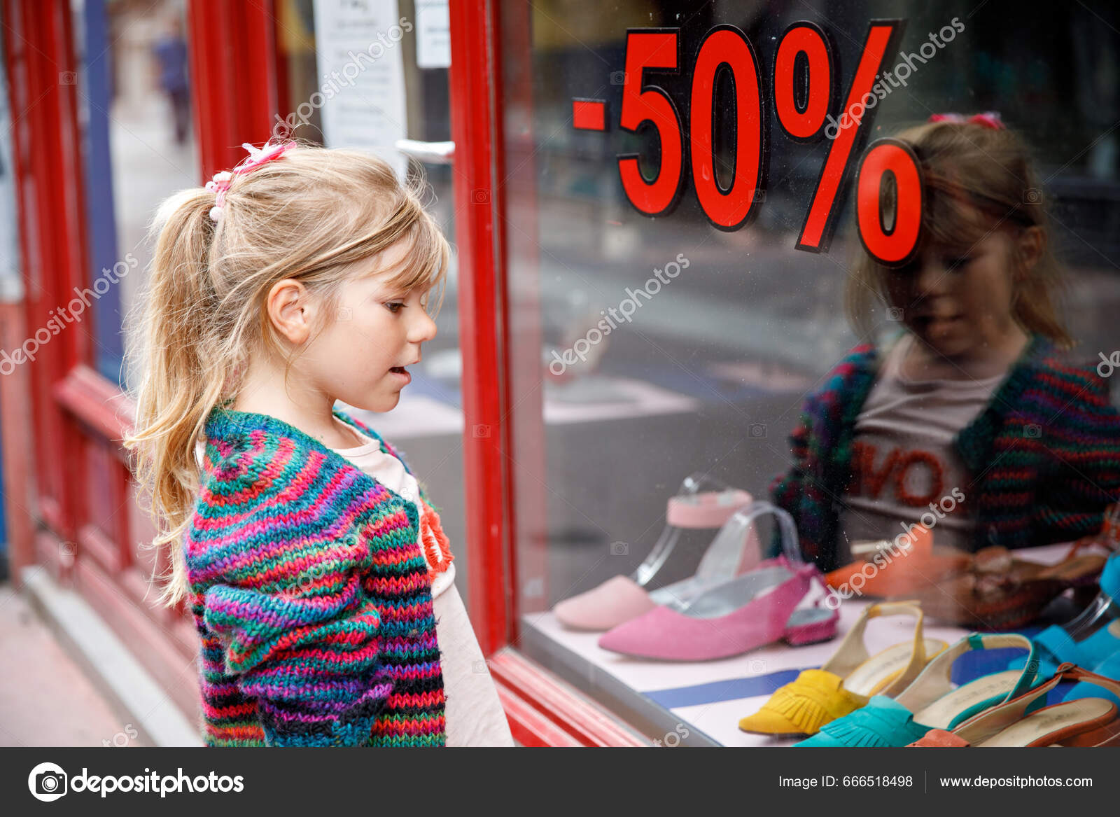 Κοριτσάκι Κοιτάζει Παράθυρο Κοντά Στο Εμπορικό Κέντρο Αξιολάτρευτο  Χαρούμενο Παιδί — Φωτογραφία Αρχείου © romrodinka #666518498