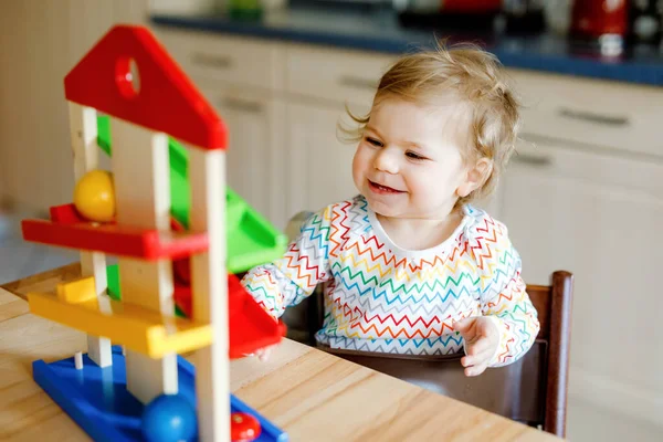 Маленькая Девочка Играет Образовательными Игрушками Дома Детской Счастливый Здоровый Малыш — стоковое фото