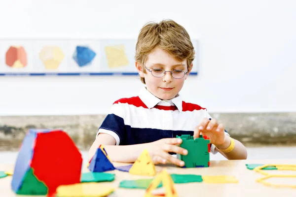 Gözlüklü Küçük Çocuk Okulda Anaokulunda Plastiklerle Oynuyor Mutlu Çocuk Yapımı — Stok fotoğraf