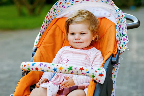 Retrato Una Niña Pequeña Sonriente Sentada Cochecito Cochecito Bebé Dando — Foto de Stock
