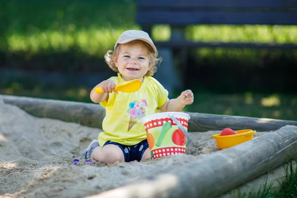 Glad Småbarn Flicka Leker Sand Utomhus Lekplats Baby Kul Solig — Stockfoto