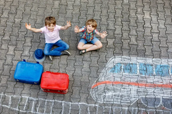 Duas Crianças Meninos Divertindo Com Desenho Imagem Trem Com Giz — Fotografia de Stock