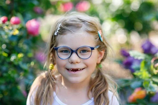 Retrato Uma Menina Pré Escolar Bonito Com Óculos Olho Dentes — Fotografia de Stock
